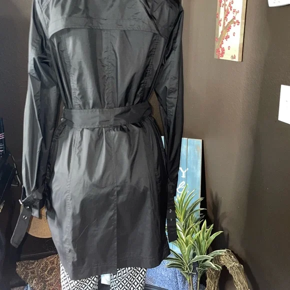 #29🎊Live 3/10/23 @7:30pm cst🖤Great Used Condition M Tumi Trench coat. - Picture 8 of 16